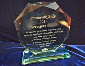 Nagroda Pracownik Roku - statuetka szklana G020 z grawerem w etui